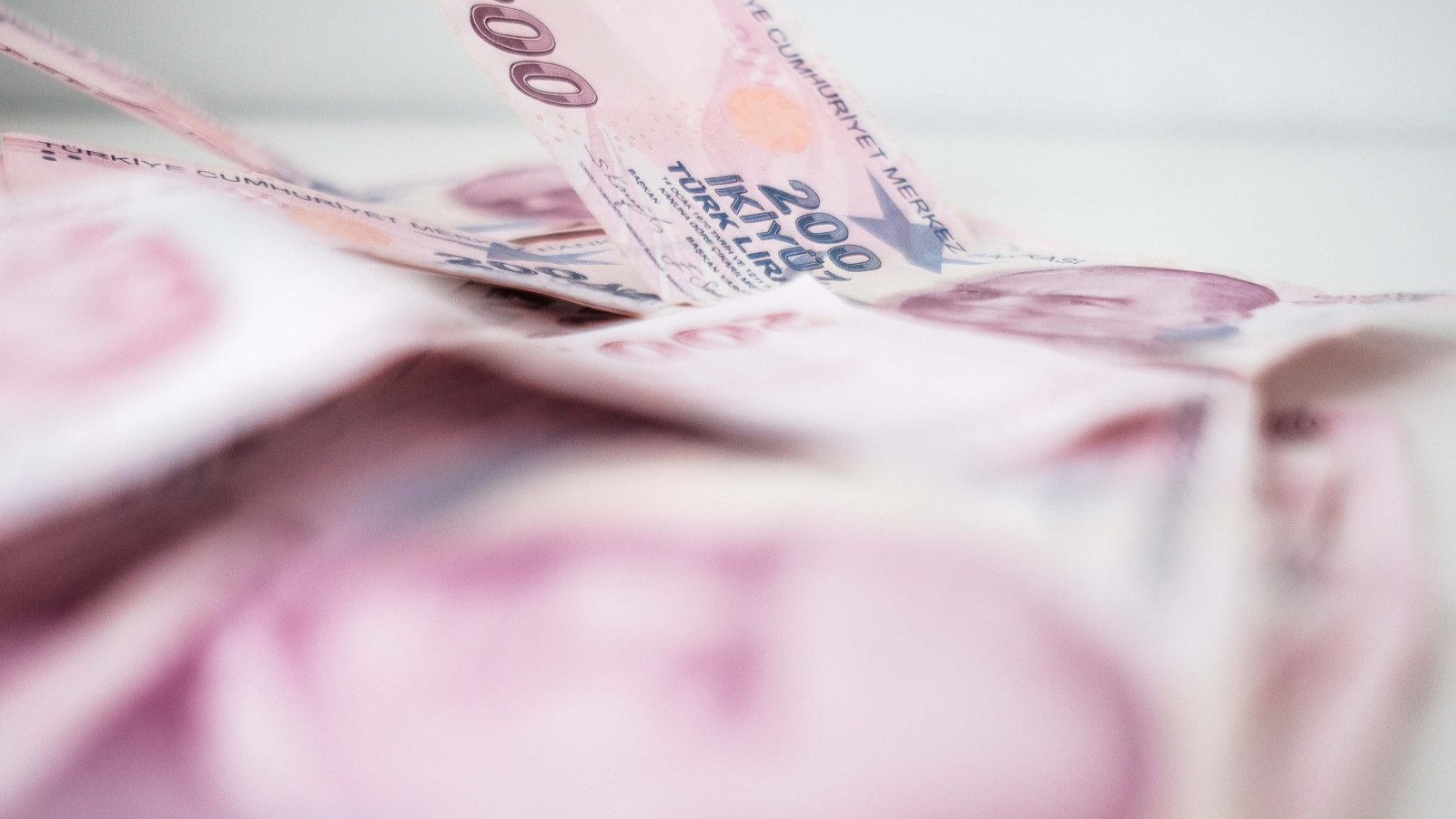 Türk lirasıyla dış ticaret 4 ayda 500 milyar lirayı aştı