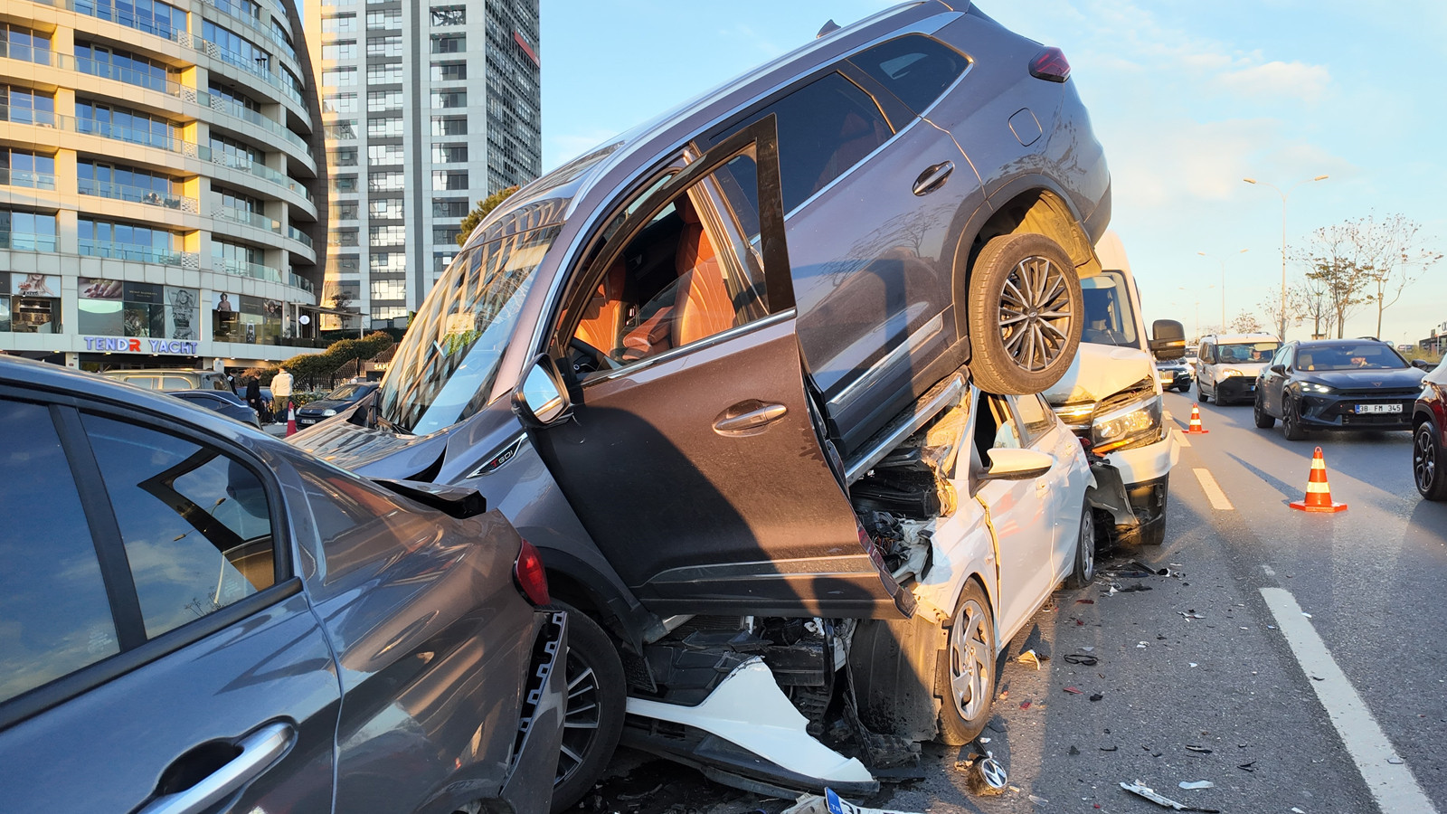 İstanbul'da zincirleme trafik kazası: Çok sayıda yaralı var