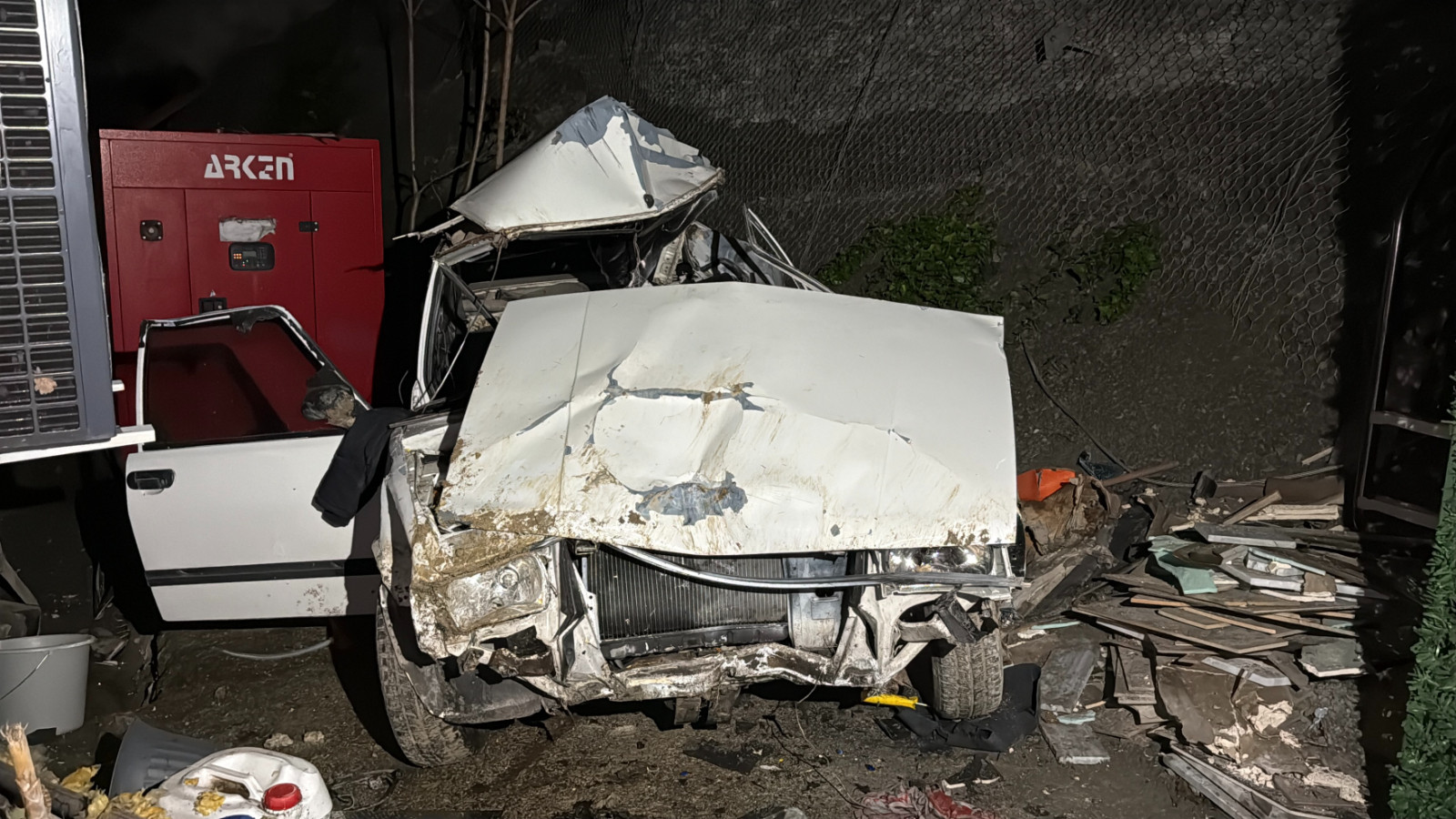 Karabük'te bahçeye düşen otomobilden atlayan iki kişi yaralı kurtuldu
