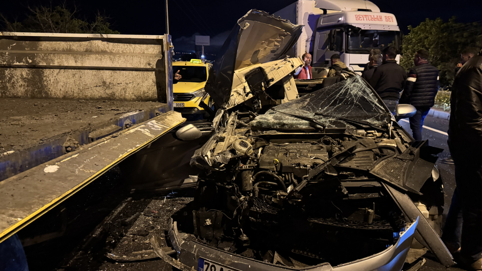 Kilis'te park halindeki tıra çarpan otomobildeki 2 kişi yaralandı