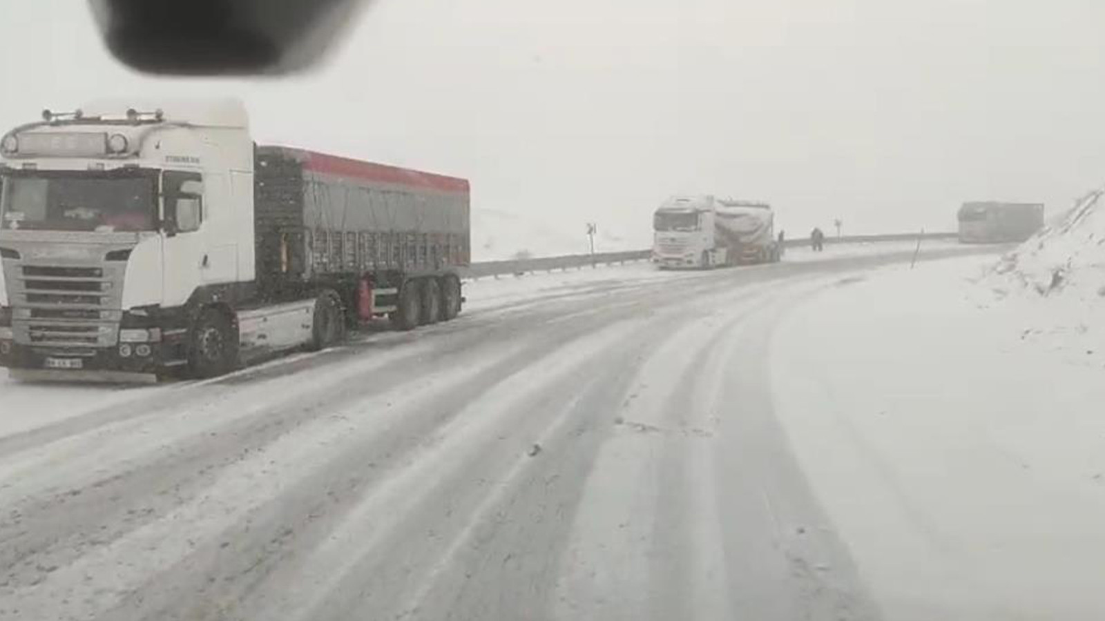 Mayısta bastıran kar ve tipi ulaşımı aksattı