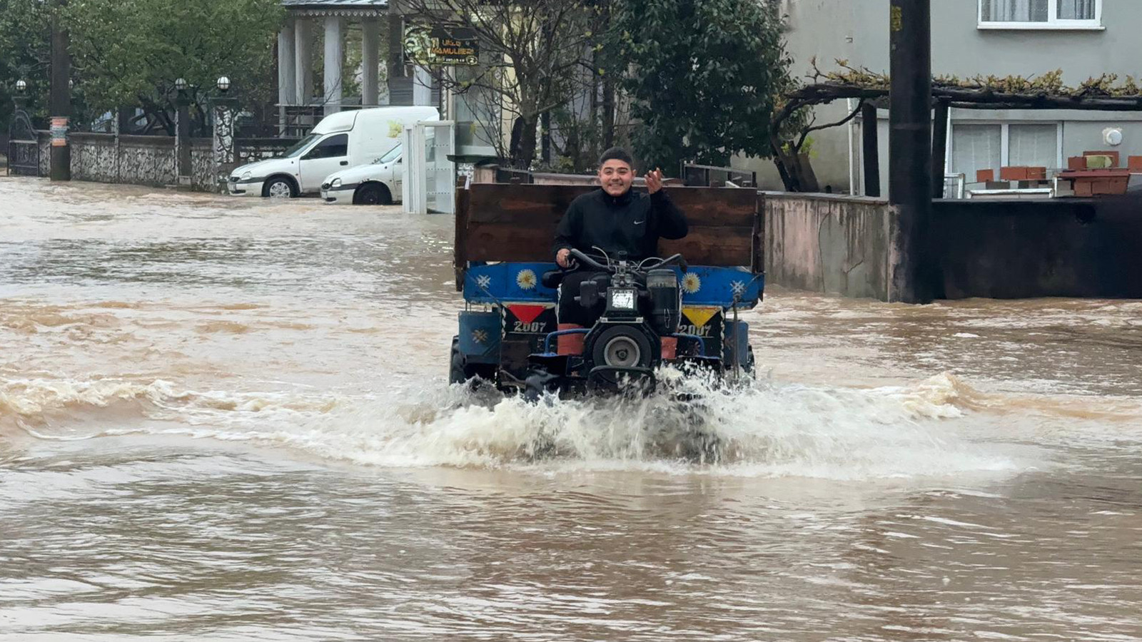 Sakarya'da sağanak yağış; dere taştı, mahalleyi su bastı