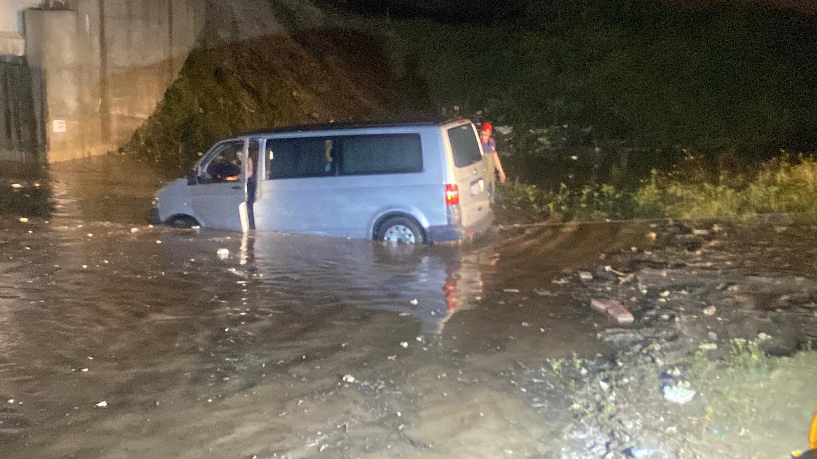 Yağış nedeniyle alt geçitte mahsur kalan anne-oğul kurtarıldı
