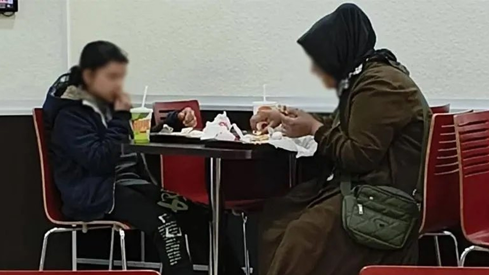 Zincir restoranda infial yaratan olaya soruşturma: "Fakir" oldukları için içeri almak istememişlerdi