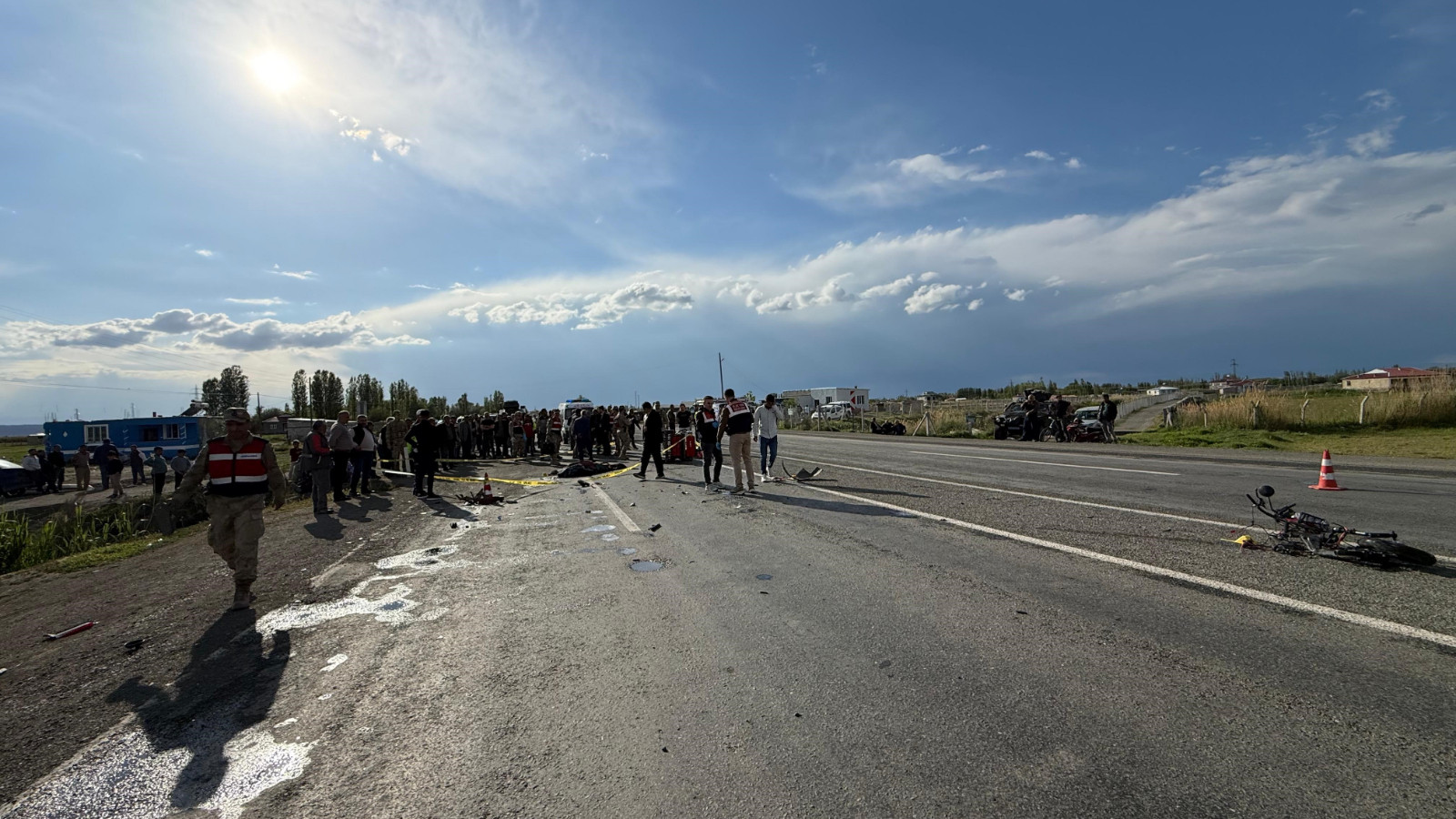 Iğdır'da otomobilin çarptığı motosikletli can verdi