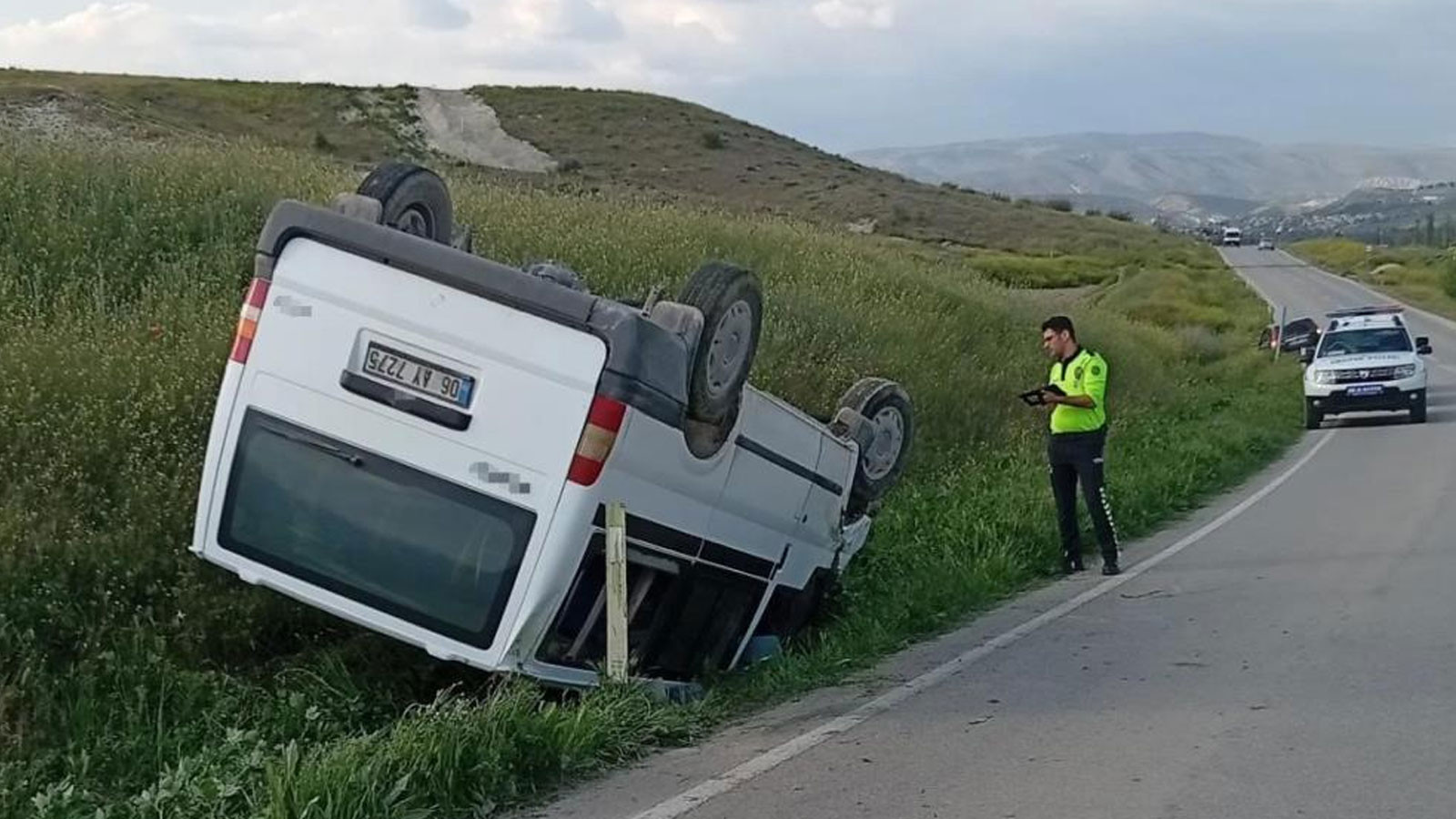 Ankara'da kontrolden çıkan minibüs devrildi: 1 kişi hayatını kaybetti