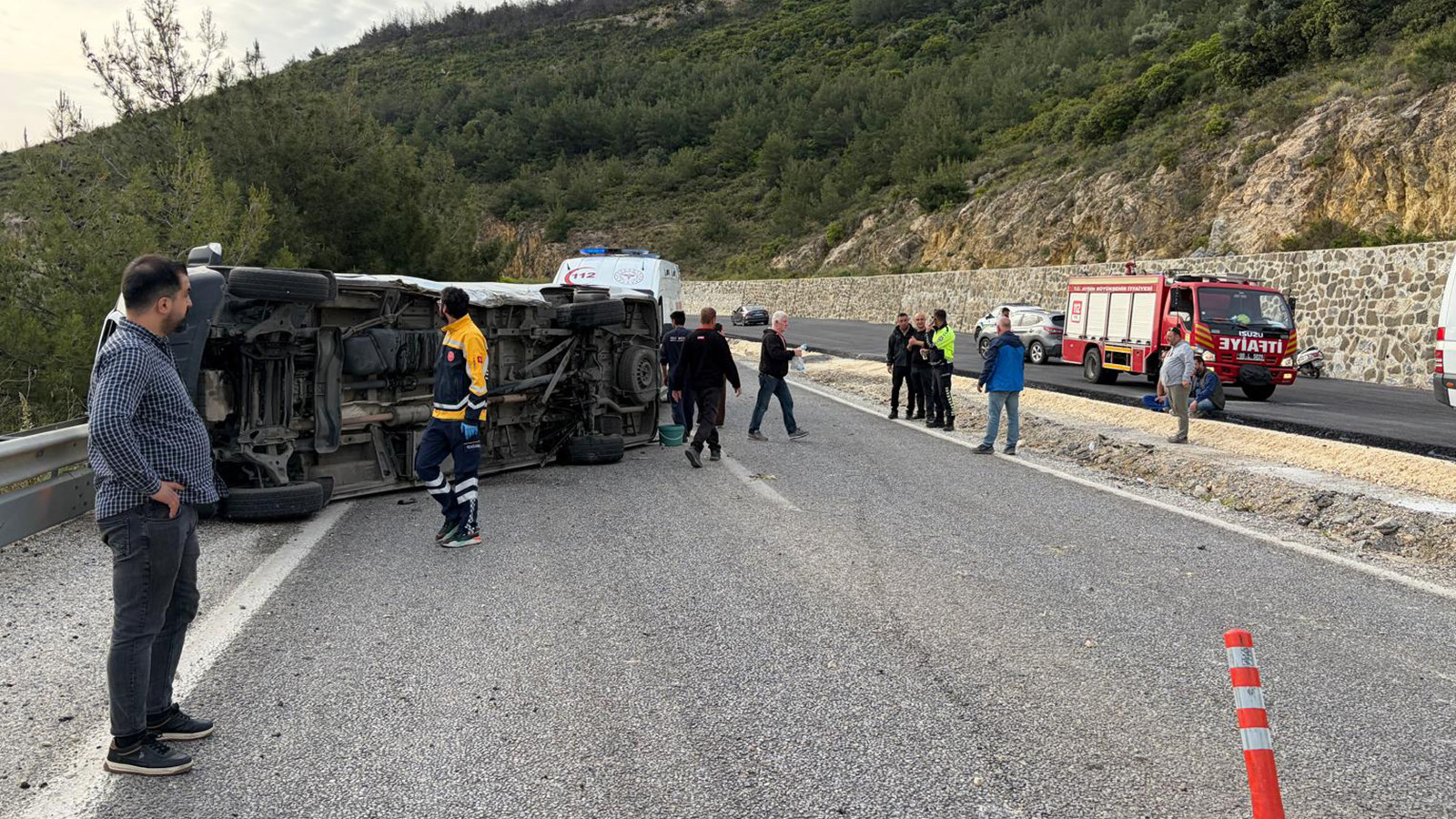 Aydın'da otomobil ile minibüs çarpıştı, 12 kişi yaralandı