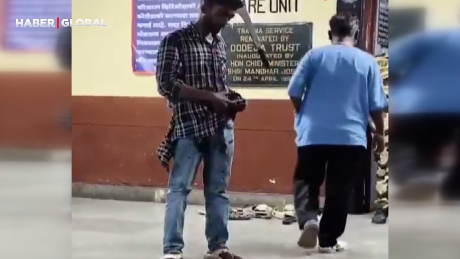 Başına pala saplanan gencin telefon kullanmaya devam ettiği anlar şoke etti