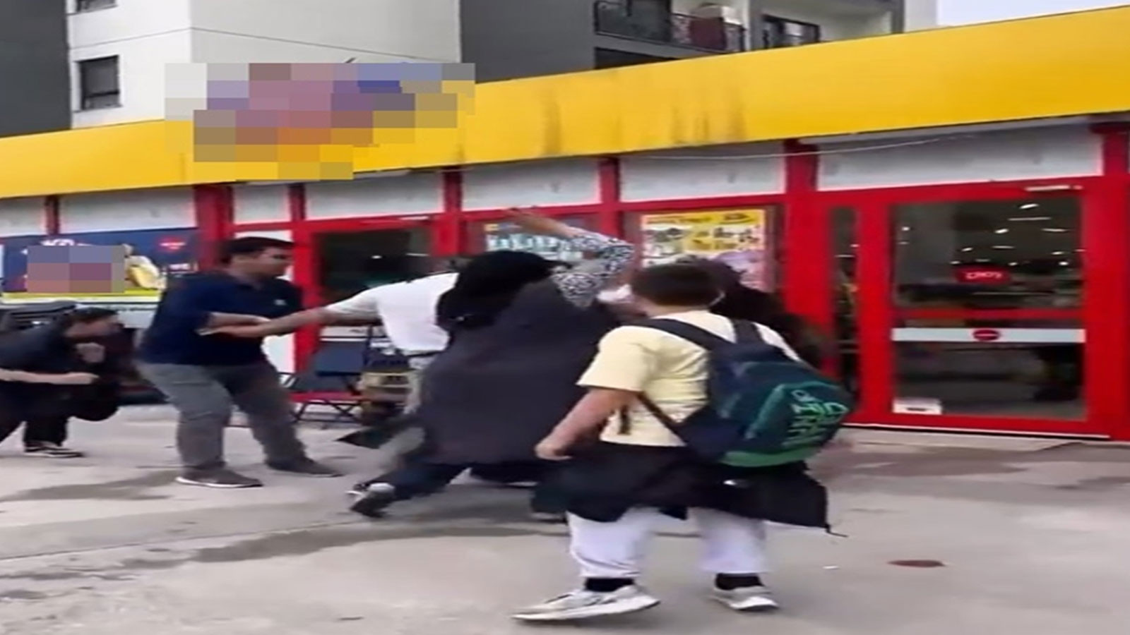 Bursa'da market çalışanı ile müşteri birbirine girdi