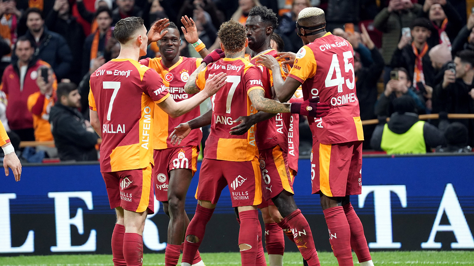 Galatasaray taraftarı önünde şampiyonluğunu ilan etmeyi hedefliyor