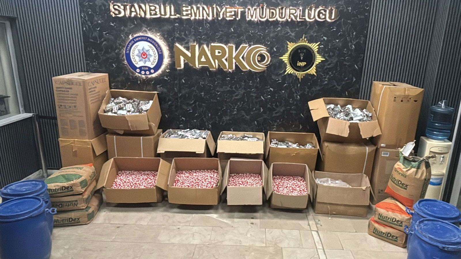 İstanbul’da dev narkotik operasyonu: 1 milyon uyuşturucu hap ve kaçak kozmetik ele geçirildi