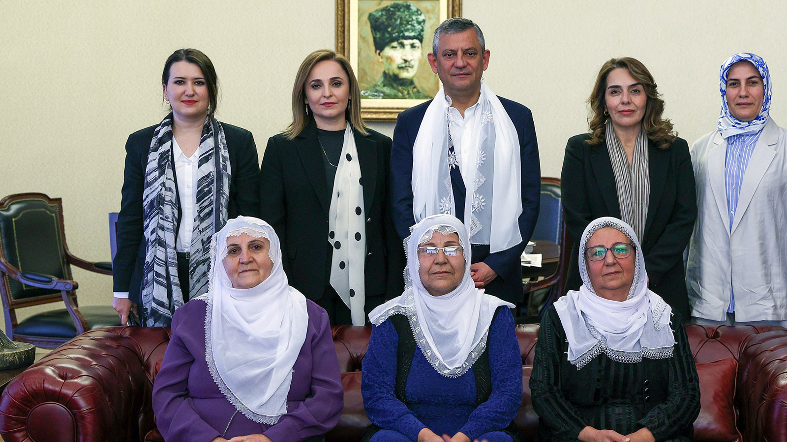 Özgür Özel, 'Barış Anneleri'ni kabul etti