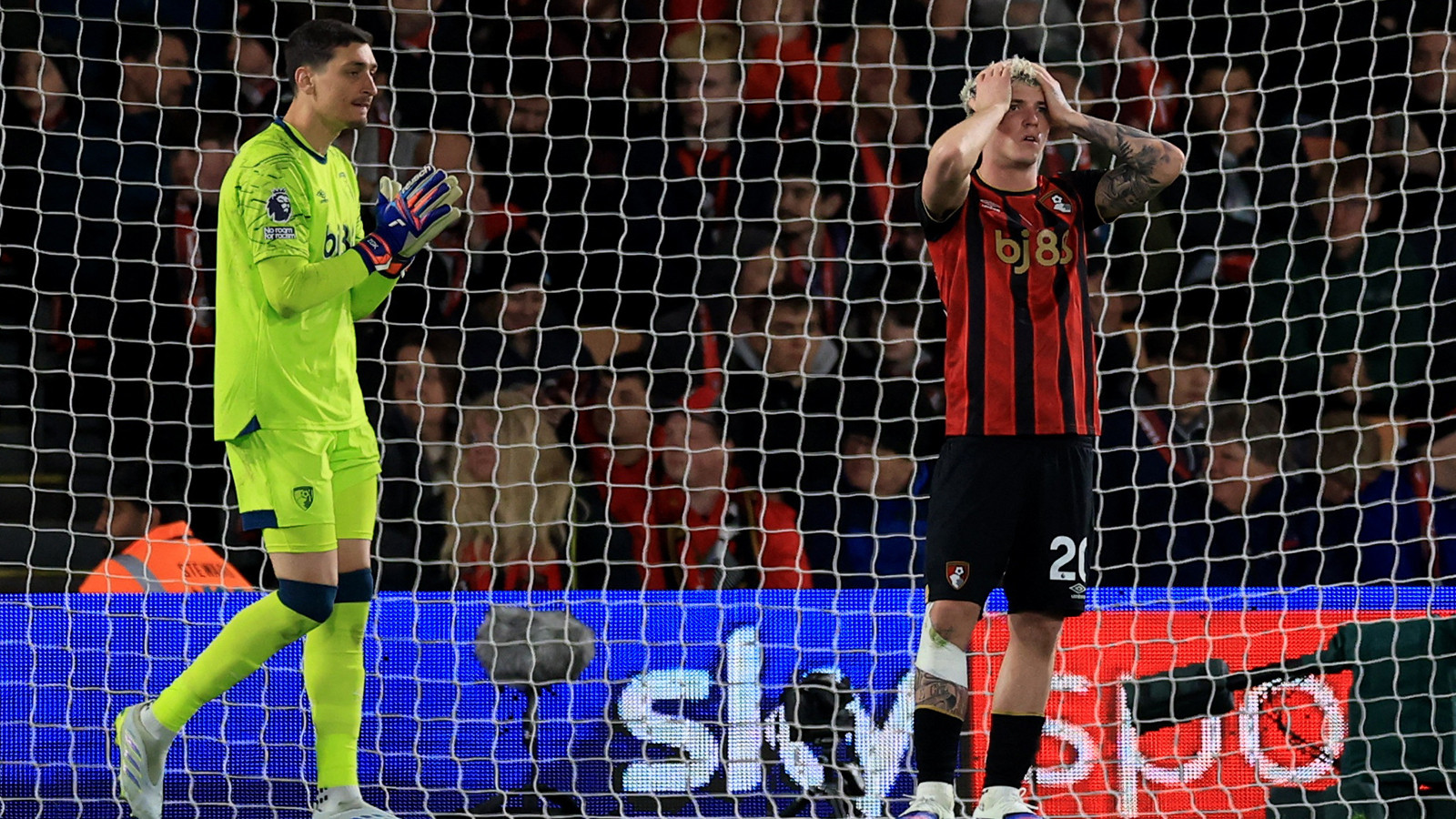 Premier Lig'de skandal olay! 15 yaşındaki kızla yazışması ortaya çıkan yıldız isim kadro dışı kaldı