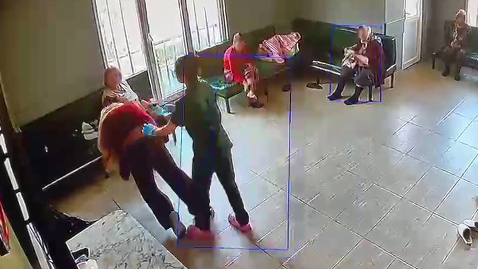 Yaşlı bakım merkezinde skandal görüntüler: Yere itip yüzüne tükürdü