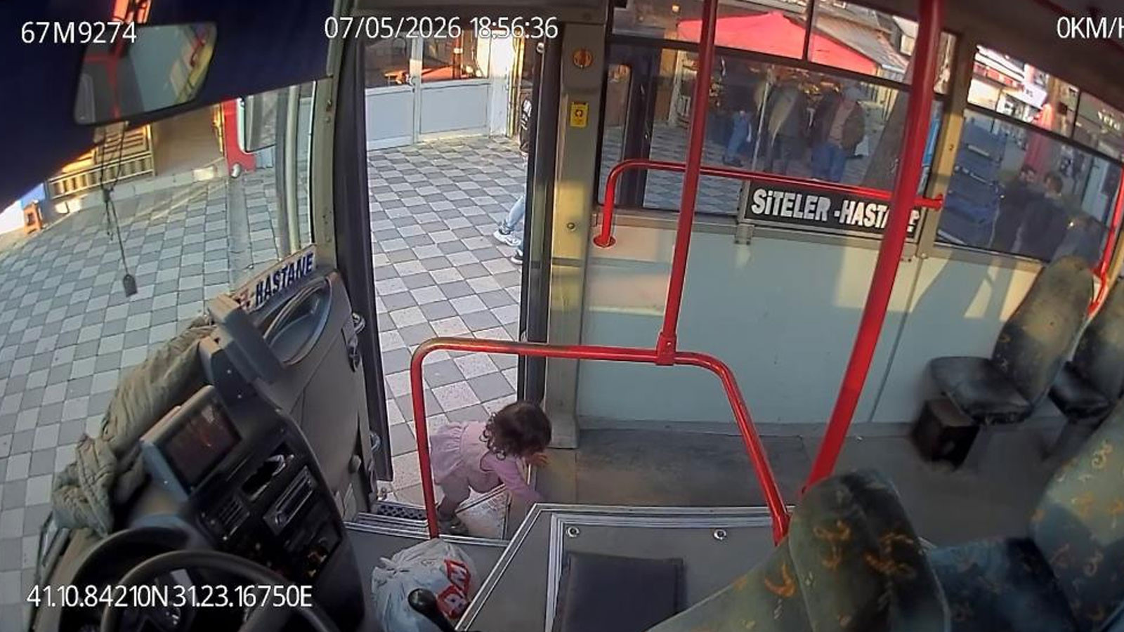 Zonguldak'ta akıllara durgunluk veren olay! 2 yaşındaki çocuk bindiği otobüste tek başına kaldı