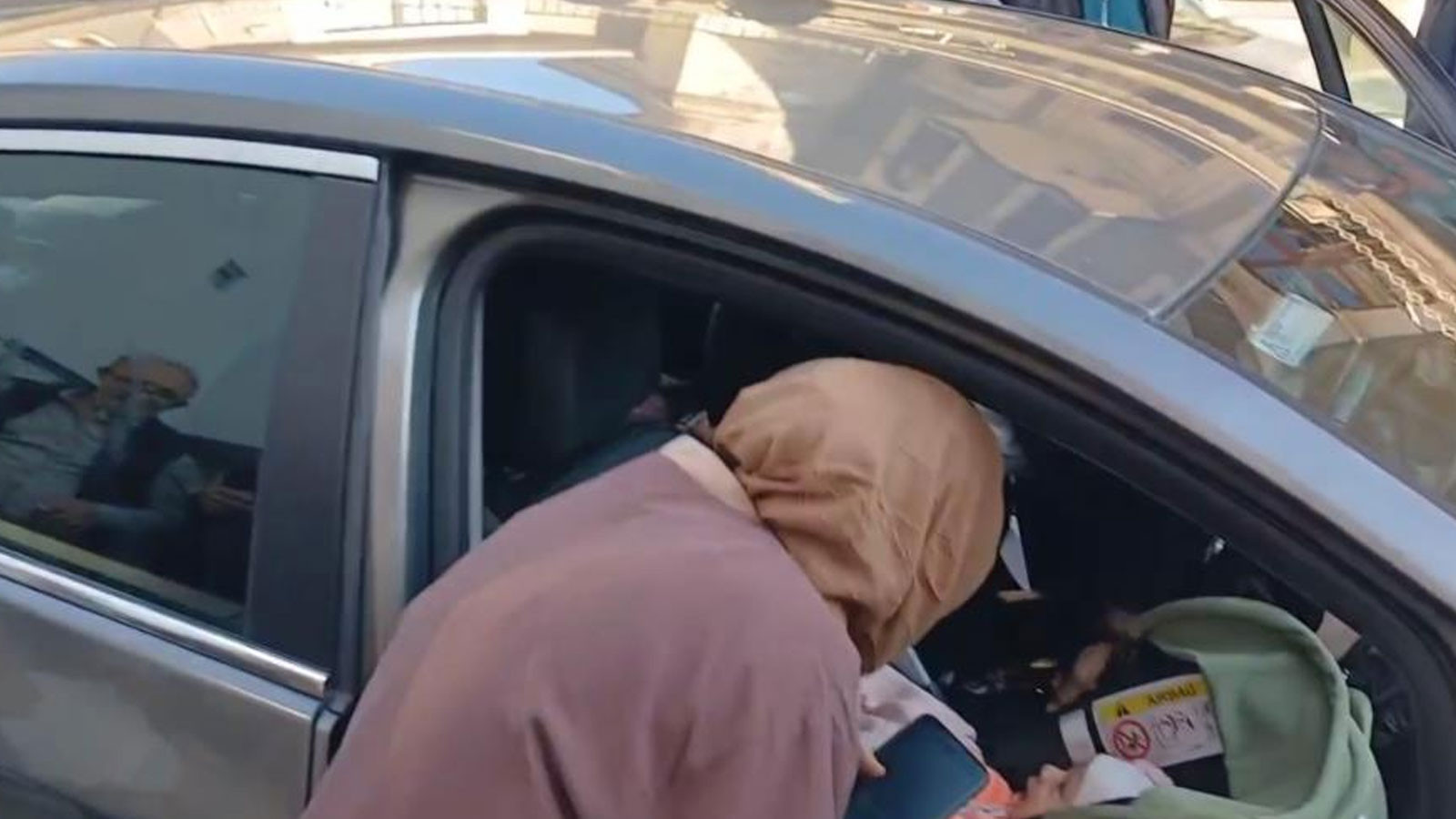 Bebek arabada kilitli kaldı! Genç anne büyük korku yaşadı