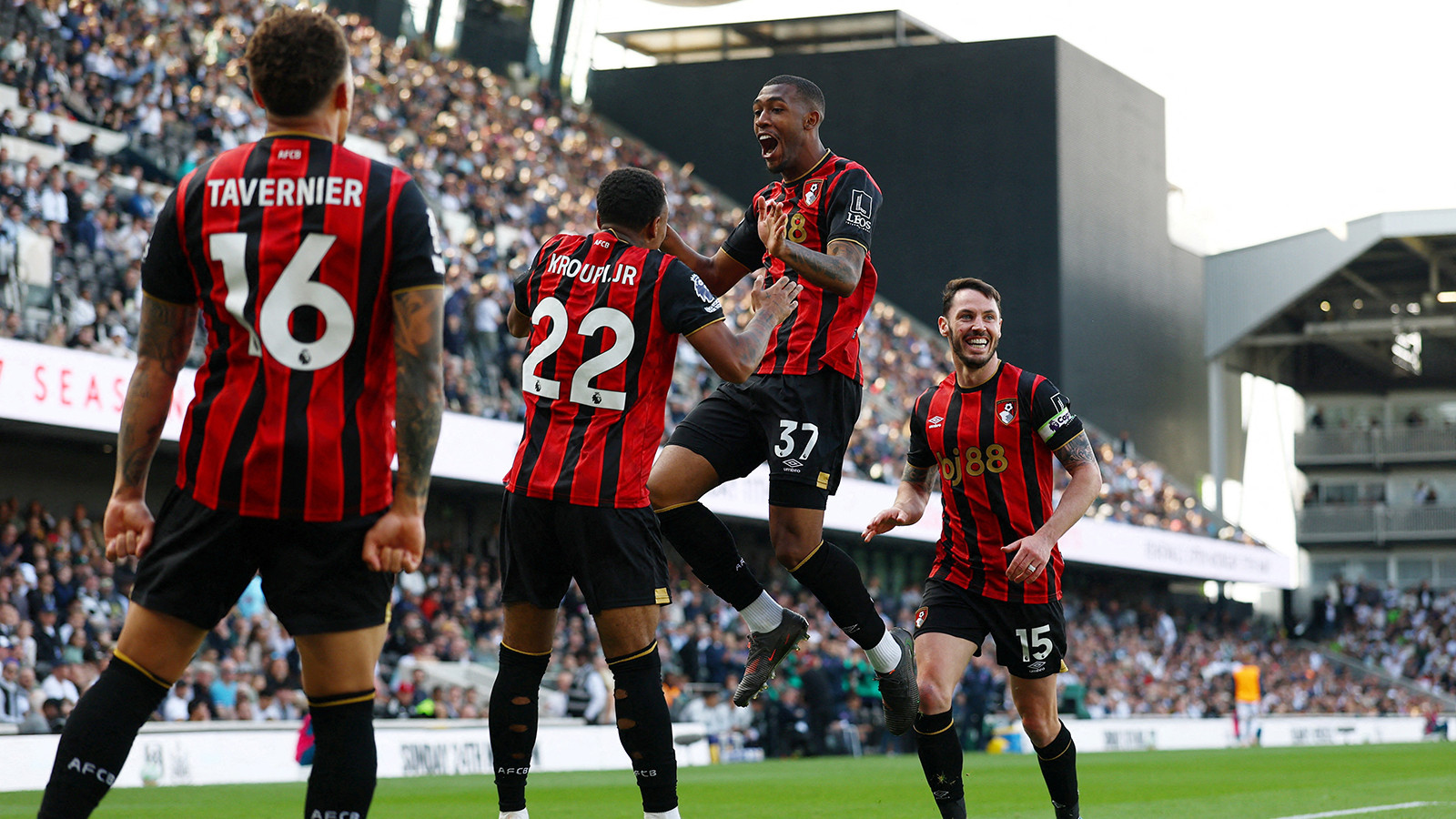 Enes Ünal'lı Bournemouth, Şampiyonlar Ligi iddiasını sürdürdü