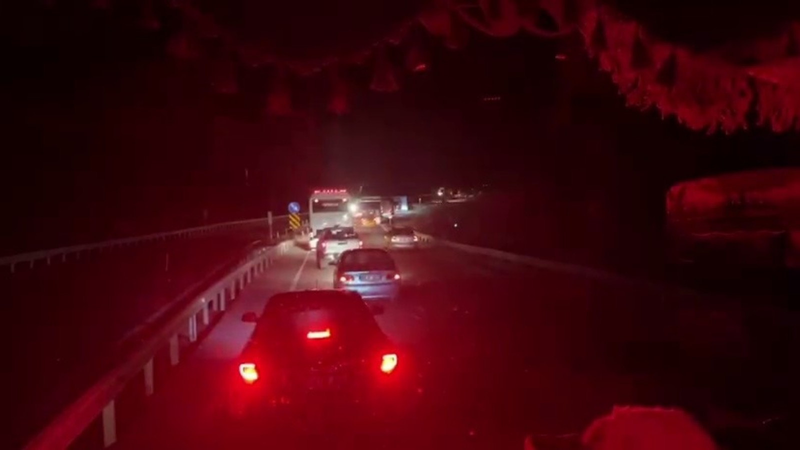 Erzincan'da TIR devrildi! Yol 3 saat ulaşıma kapandı
