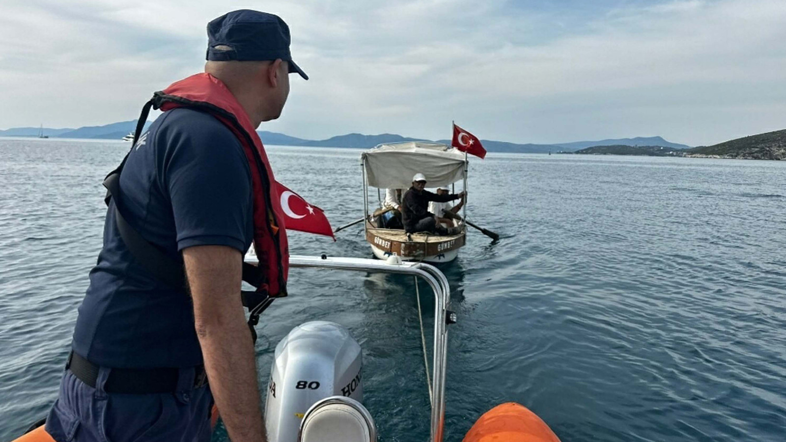 Kuşadası açıklarında sürüklenen teknedeki 3 kişi kurtarıldı