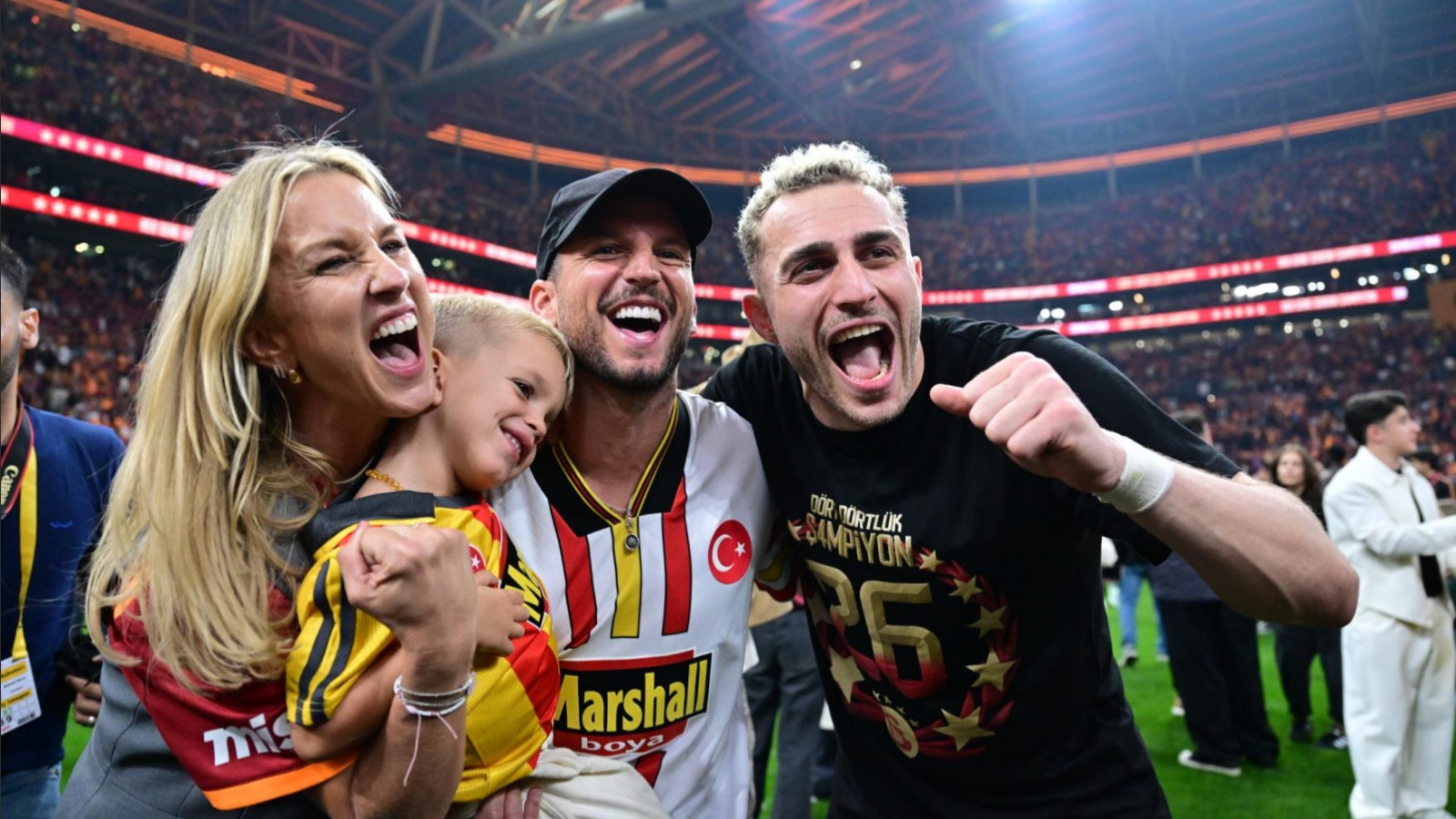 Şampiyonluk maçında veda hareketleri! Sevgilisi sahaya indi
