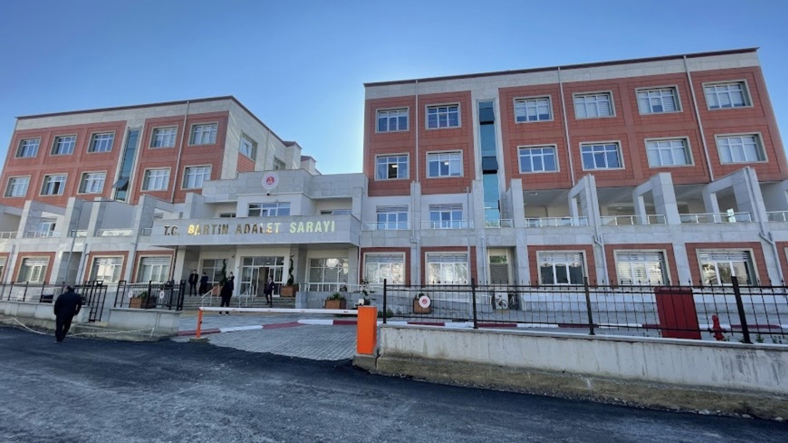Bartın'da mide bulandıran olay: 13 yaşındaki kız çocuğuna cinsel istismardan 33 kişi tutuklandı