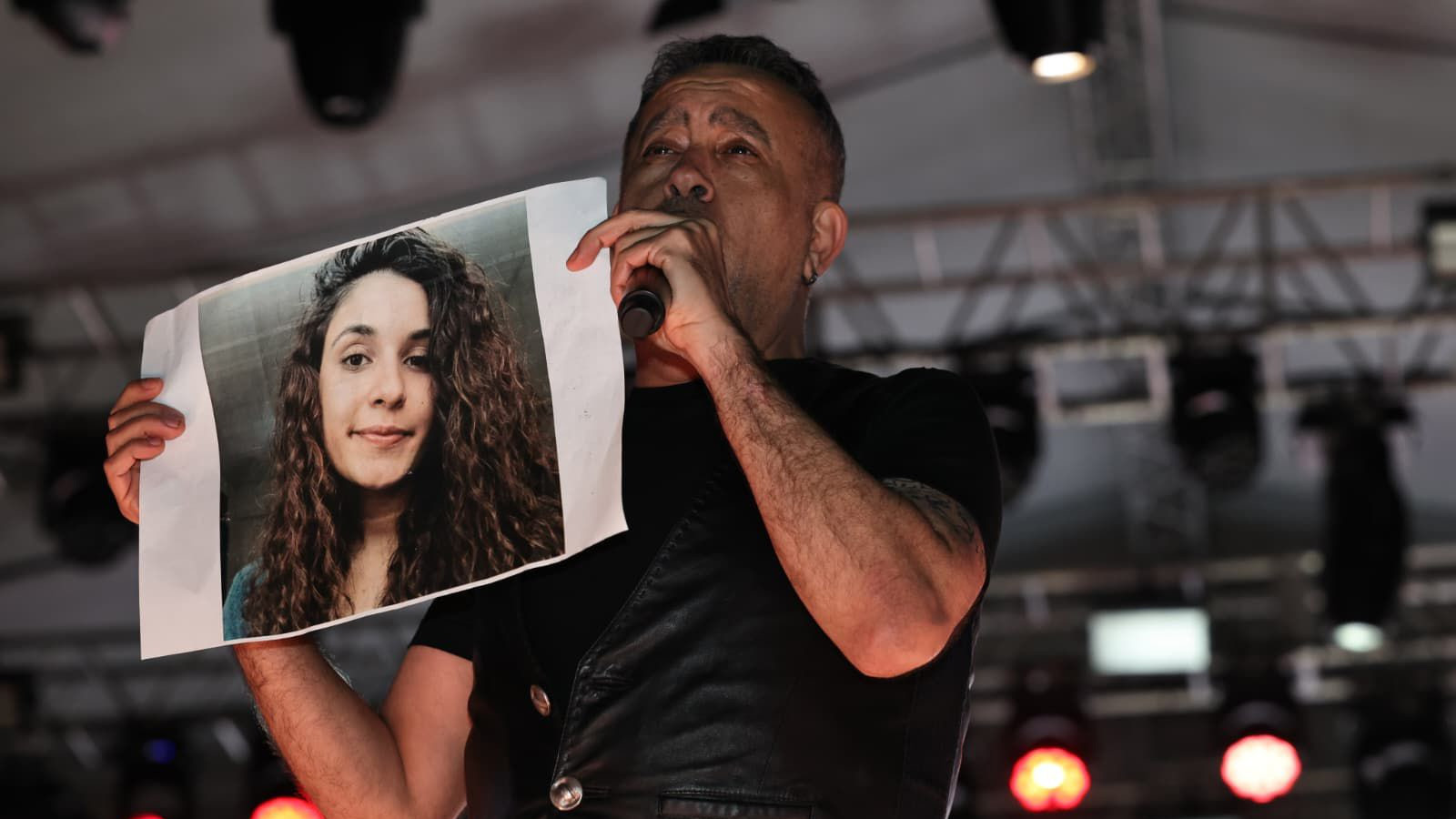 Haluk Levent, Tunceli'deki konserde Gülistan Doku’nun posterini açtı
