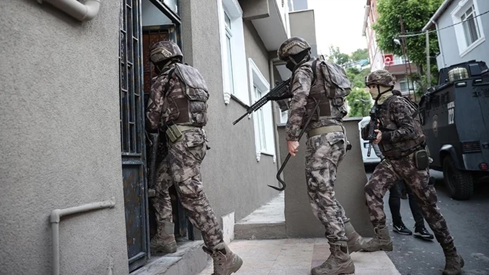 İstanbul'da 3 ilçede suç örgütüne operasyon: 13 gözaltı