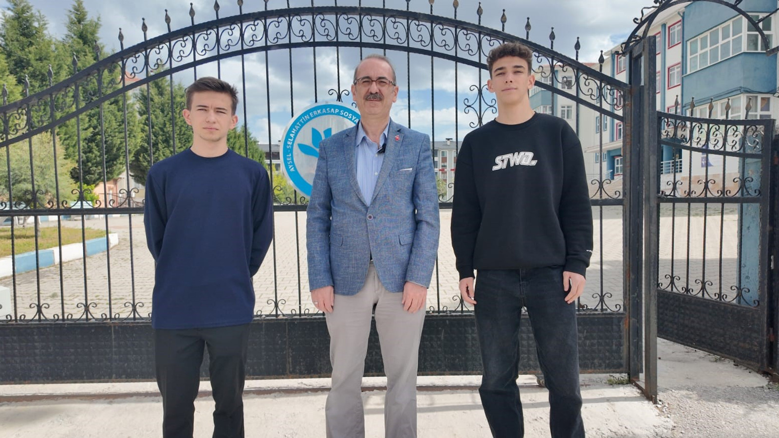 Kütahyalı öğrencilerden alkışlanacak davranış: Buldukları parayı polise teslim ettiler