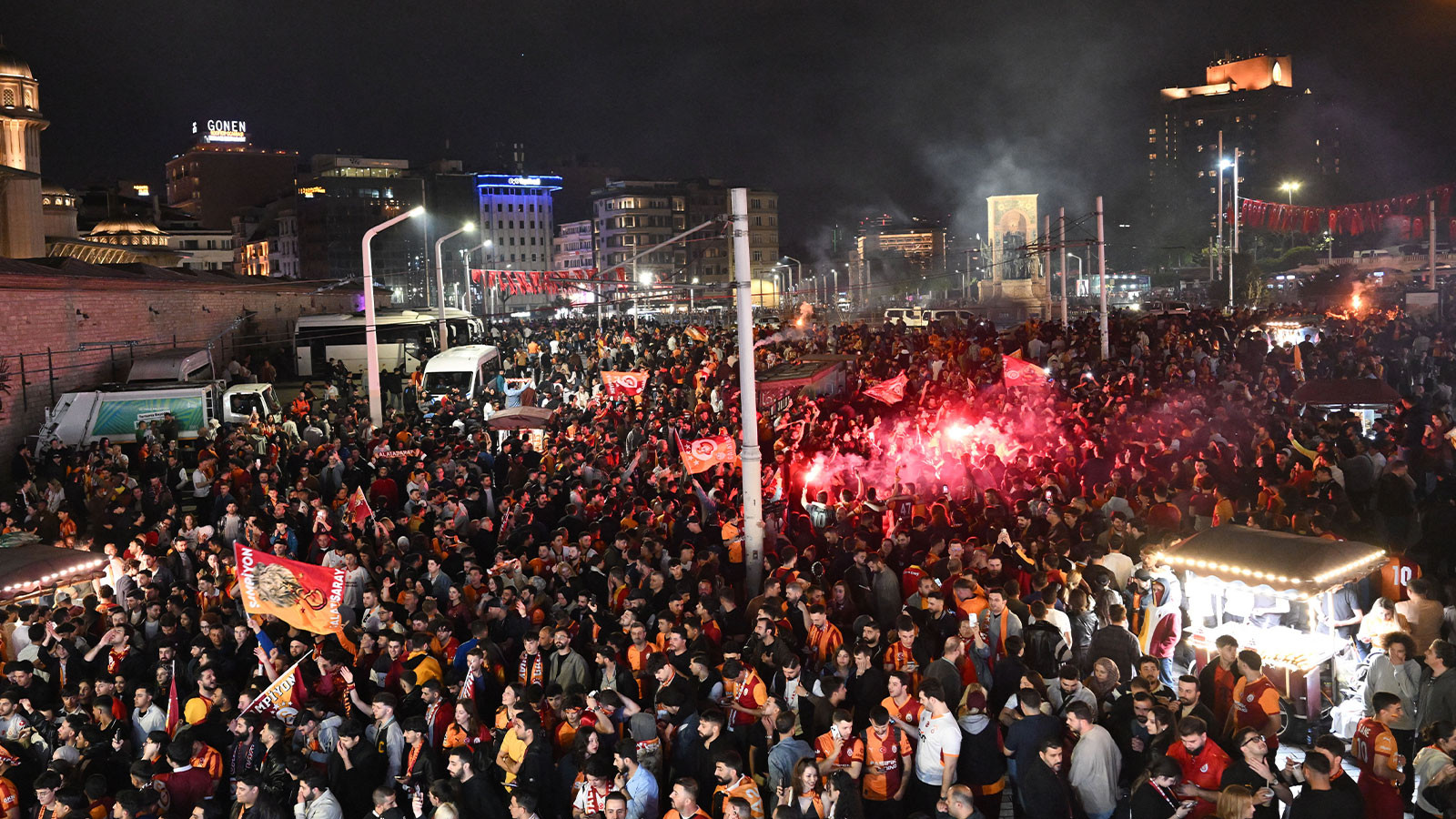 Taksim'de şampiyonluk kutlamasında iki grup arasında kavga