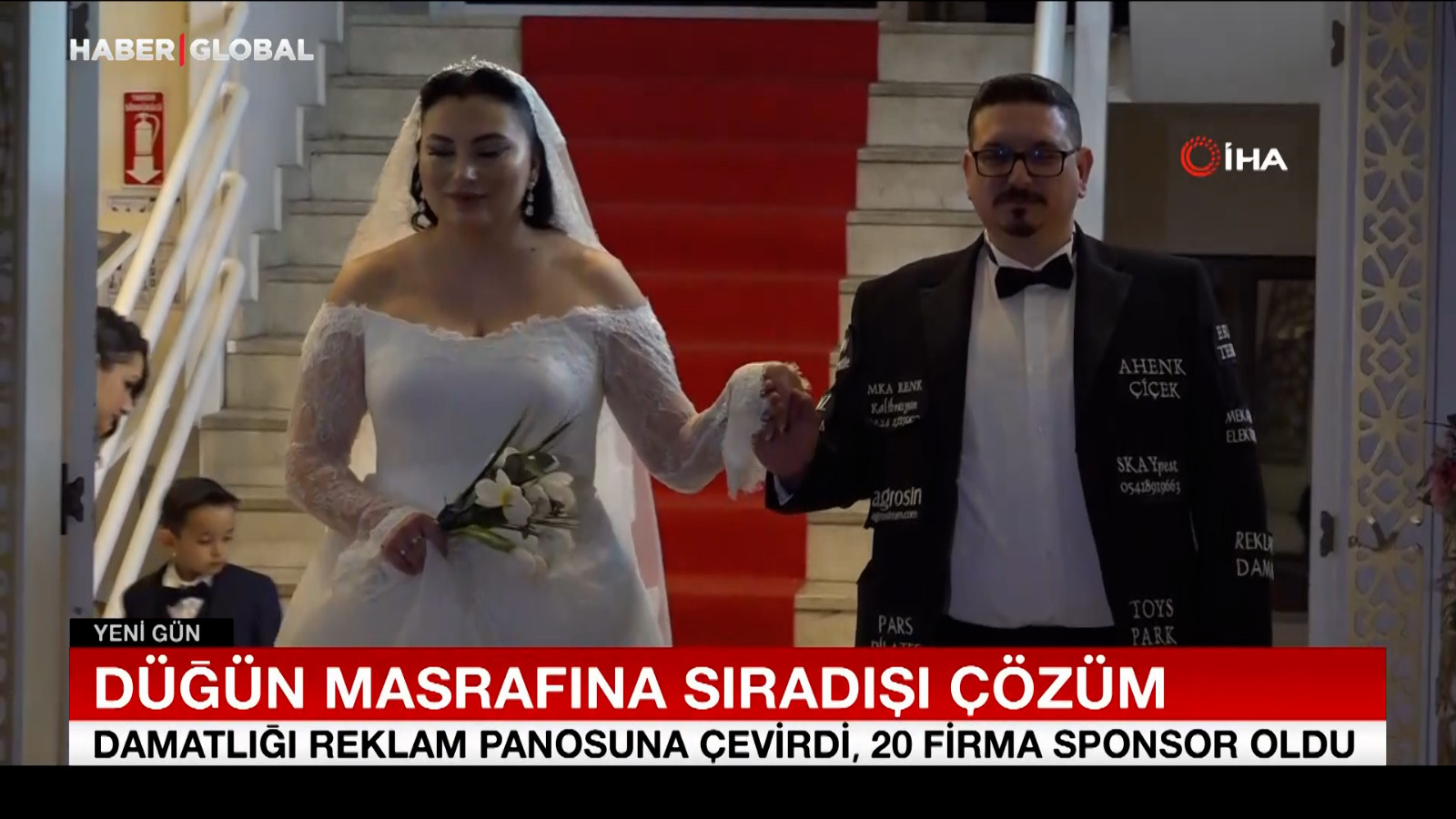 Düğün masrafına sıradışı çözüm, damatlığını reklam panosuna çevirdi