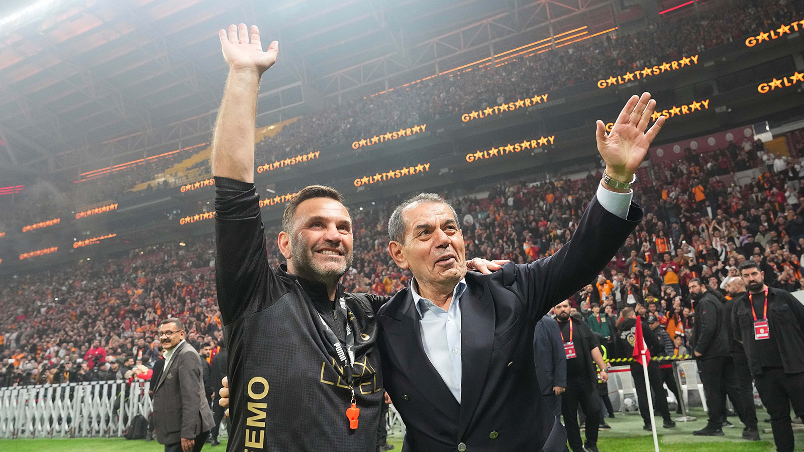 Dursun Özbek ve Okan Buruk, "dipte" aldıkları Galatasaray'ı rekorlarla zirveye taşıdı