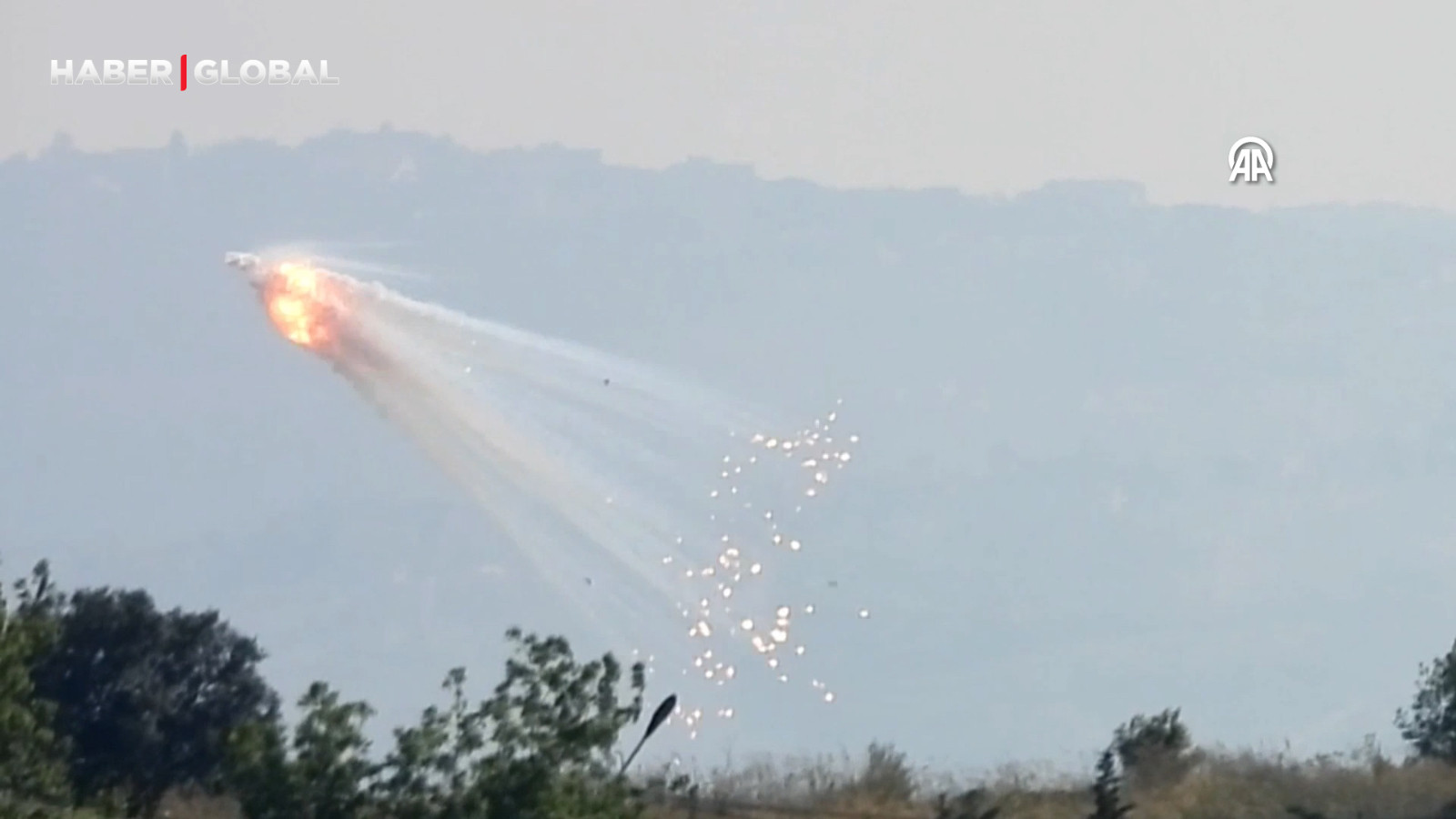 İsrail ordusu Lübnan'ın güneyine fosfor bombasıyla saldırı düzenledi