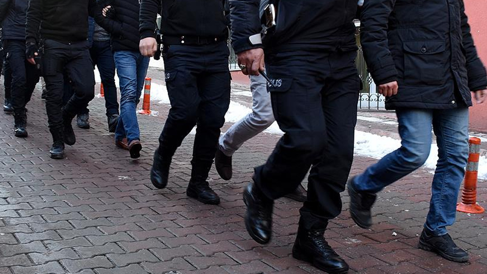 İstanbul'da 'yaralama', 'kurşunlama' ve 'yağma' olaylarına karışan 16 zanlıya gözaltı