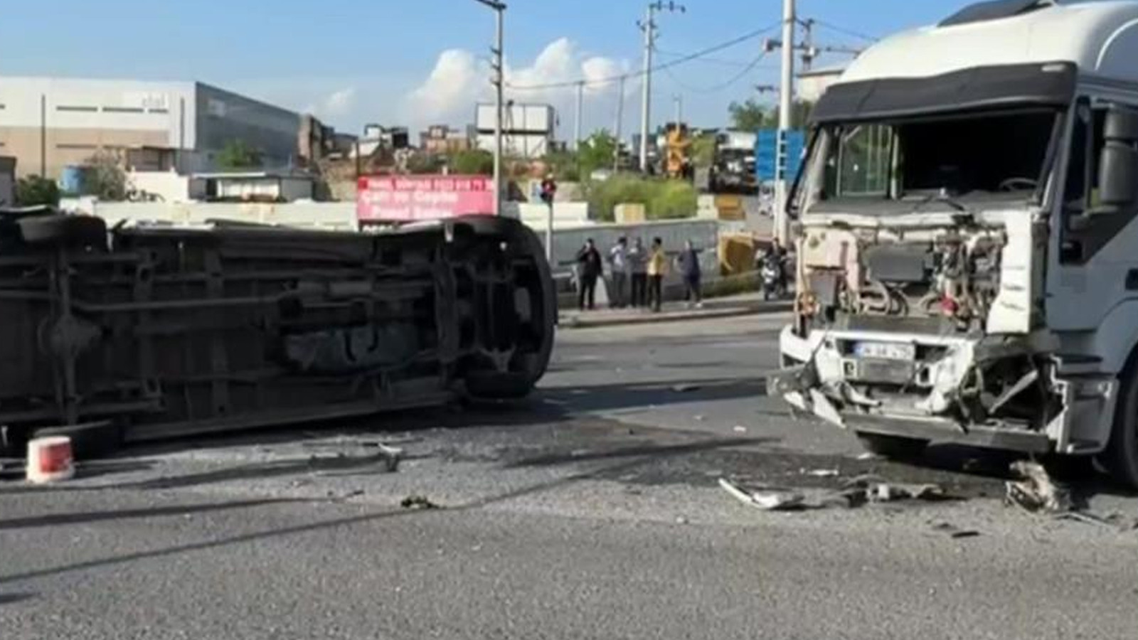 Kocaeli'de tırla çarpışan işçi servisi devrildi: Çok sayıda yaralı var