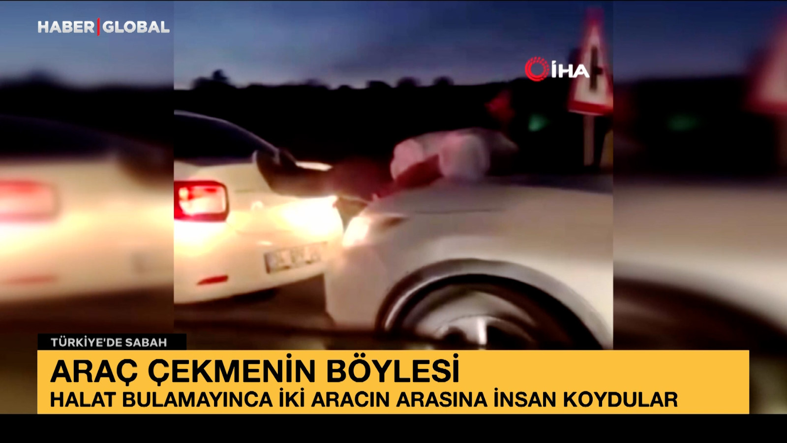 Araç çekmenin böylesi: Halat bulamayınca iki araç arasına insan koydular