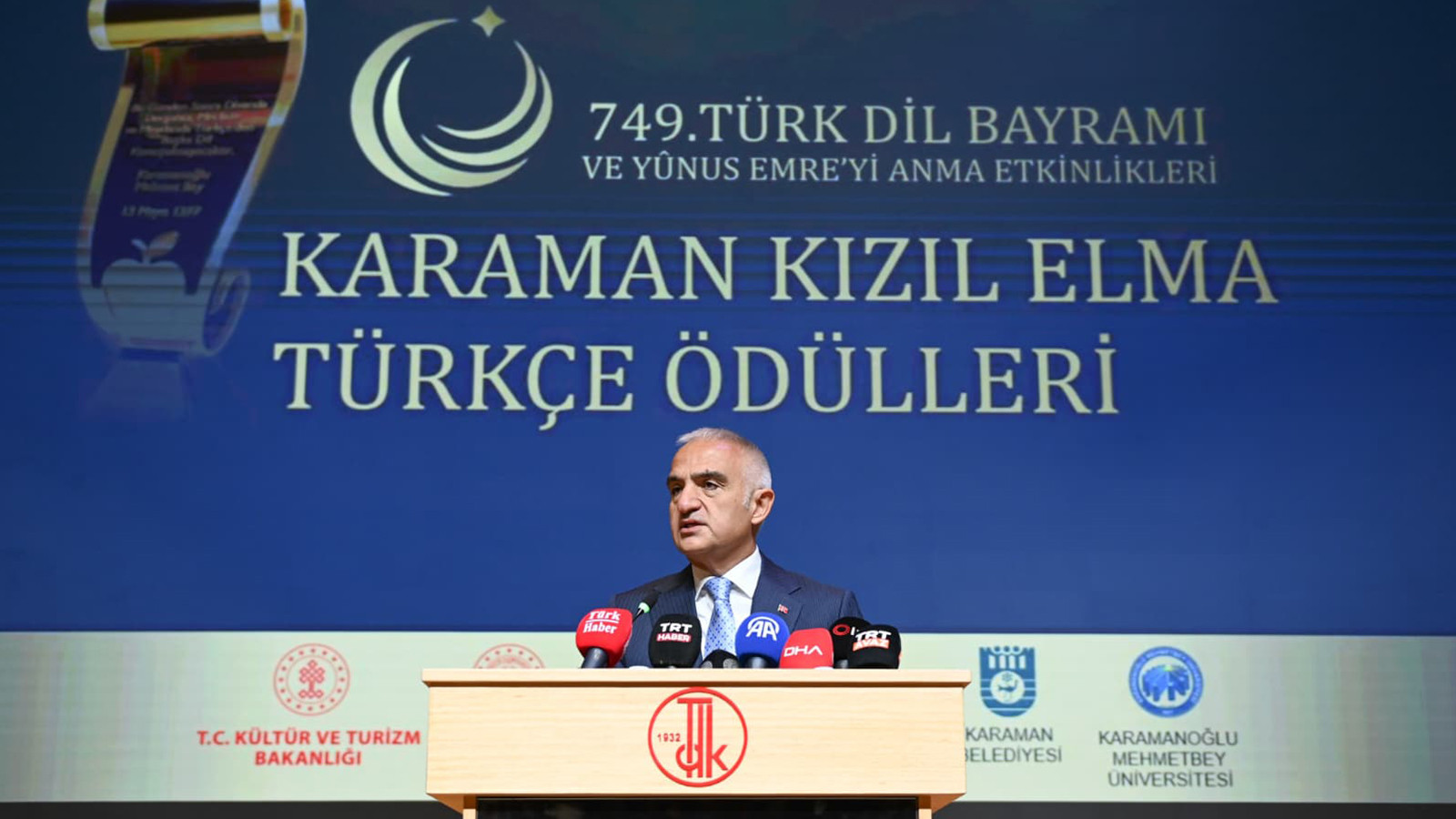 Bakan Ersoy'dan gençlere Türkçeye sahip çıkma çağrısı