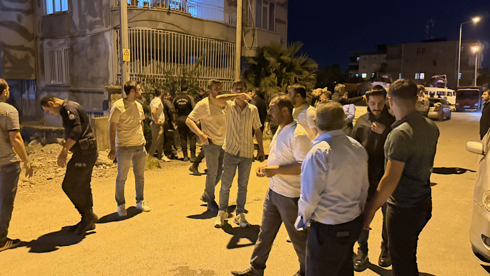 Ev sahibi ile kiracı arasında bıçaklı, sopalı, taşlı kavga: Çok sayıda yaralı var