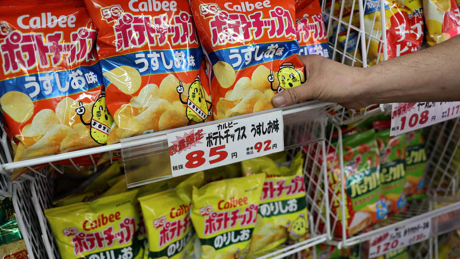 Japon şirket, savaş nedeniyle atıştırmalıkları siyah beyaz paketle çıkaracak
