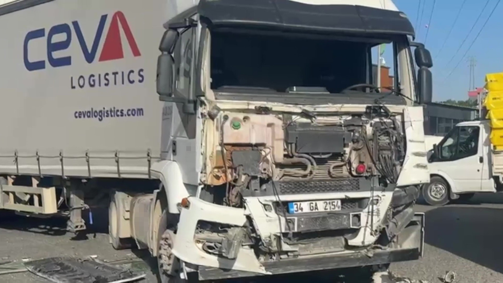 Kocaeli'de TIR ile işçi servisinin çarpıştığı kazada yaralanan kişi yaşamını yitirdi