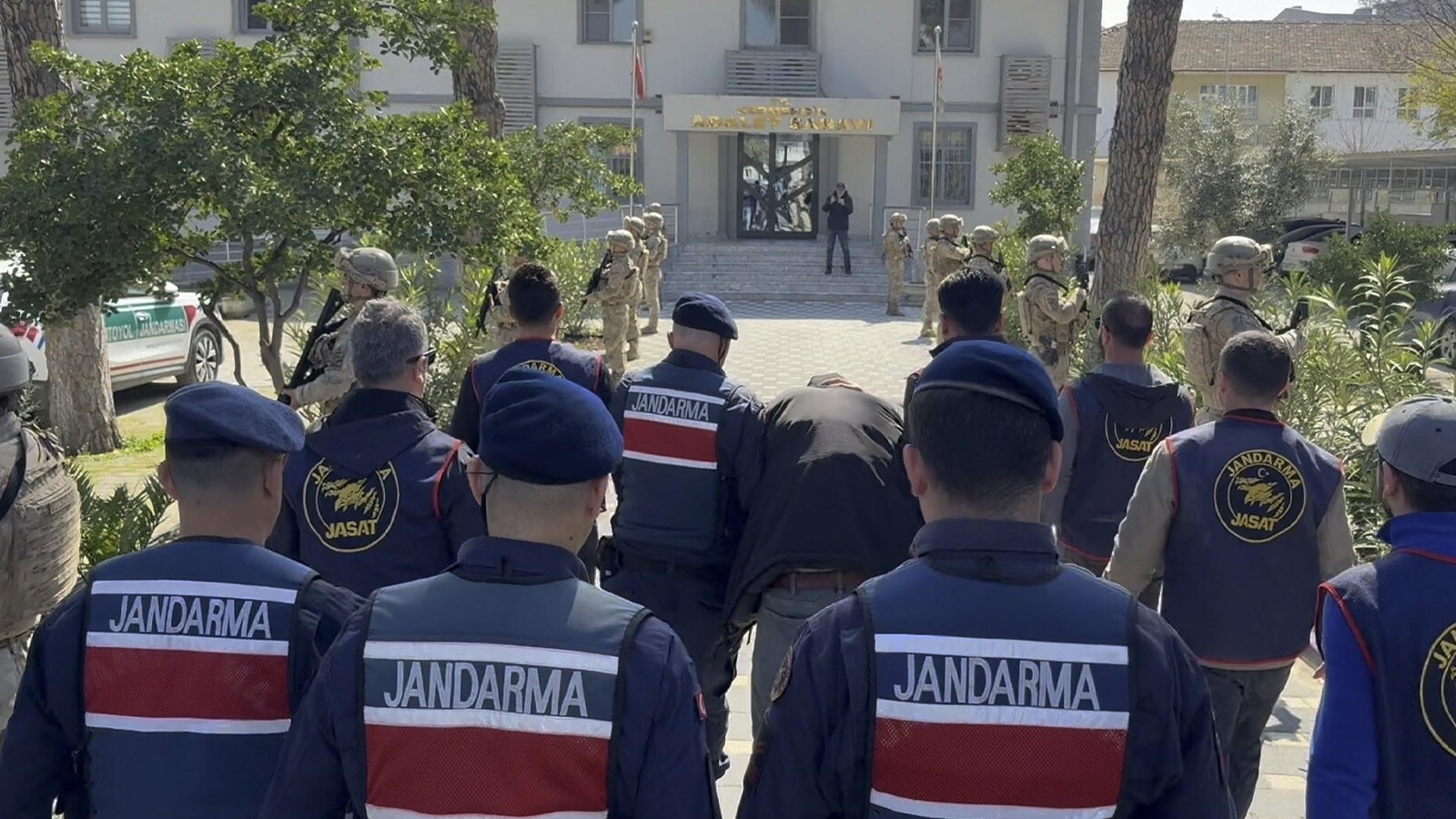 Aydın'da annesini başına odunla vurarak öldüren zanlının arkadaşı da tutuklandı! "Kanlı mont" detayı