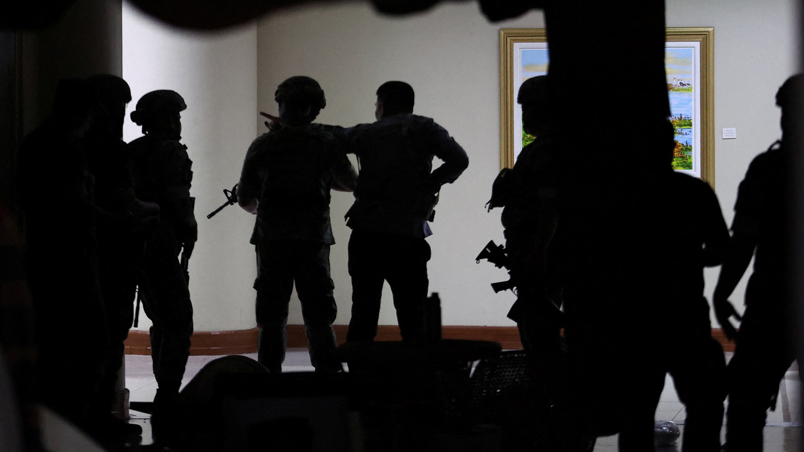 Filipinler Senatosu’nda UCM kaosu: Silah sesleri yükseldi, askerler binayı kuşattı
