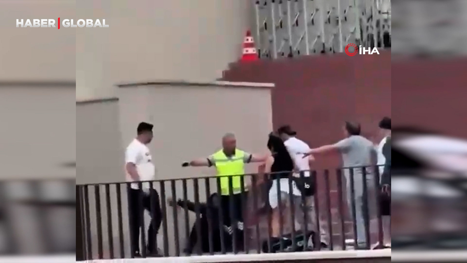İstanbul'da Torreira’ya saldırının ardından yaşanan kargaşa kameraya yansıdı