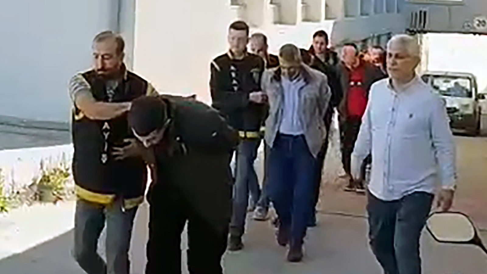 Kamu görevlisiyiz diyerek 14 milyon lira dolandıran çete çökertildi; 28 gözaltı