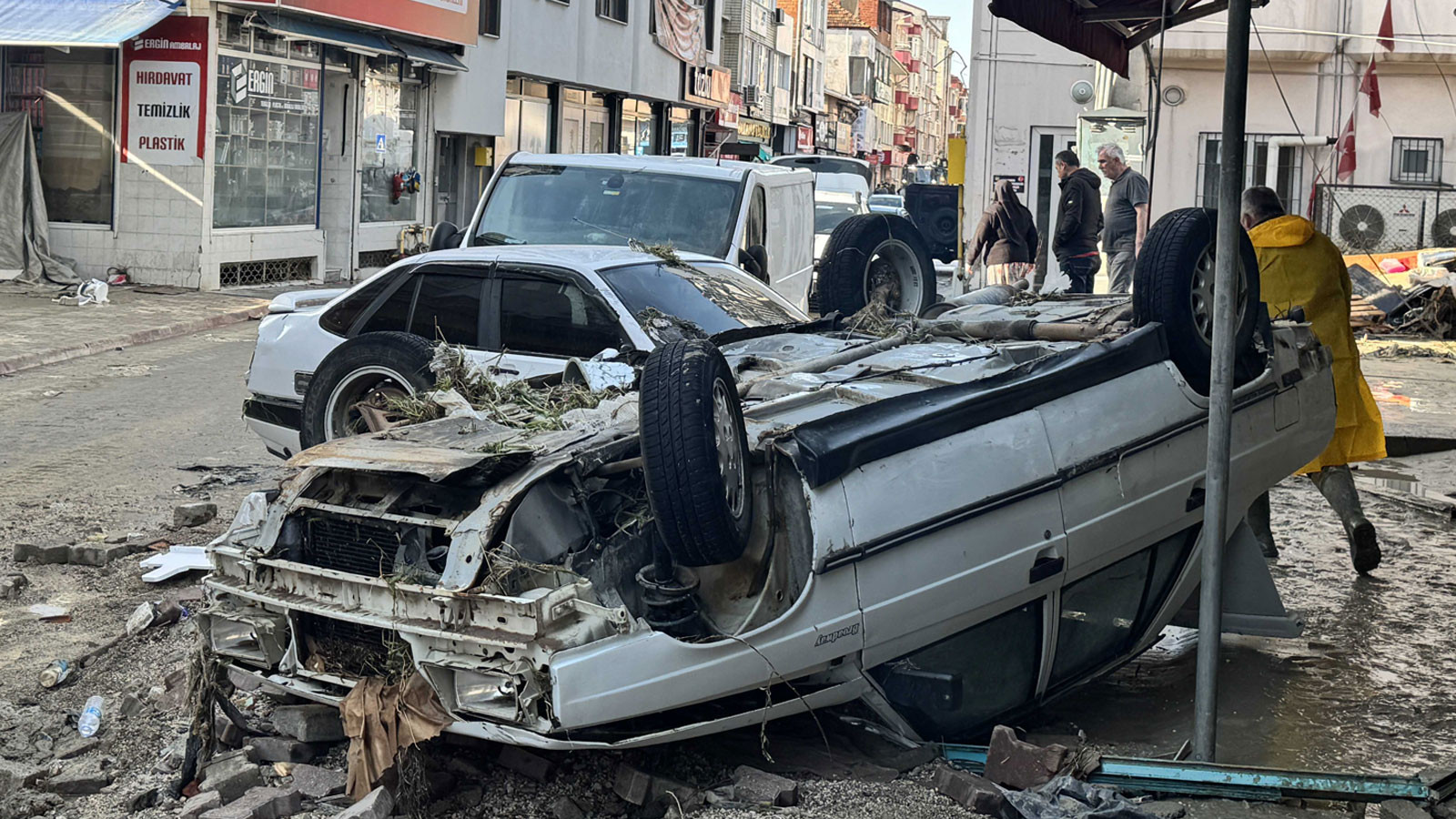 Sel 5 dakikada her yeri yıktı geçti!