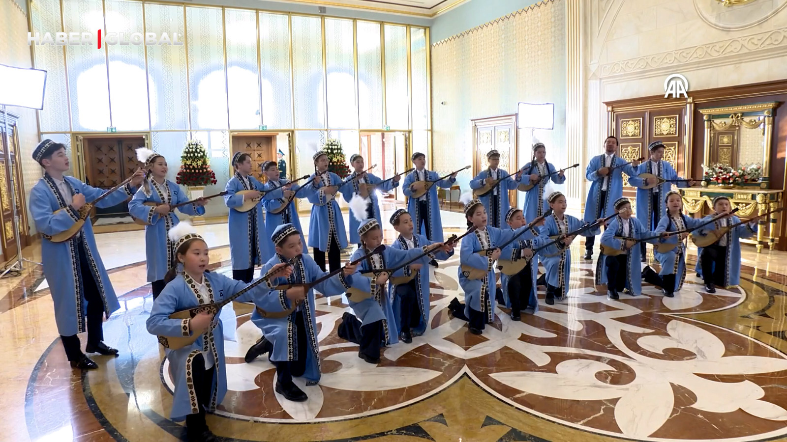 Kazak çocuklarından Erdoğan’a “Dombra” sürprizi