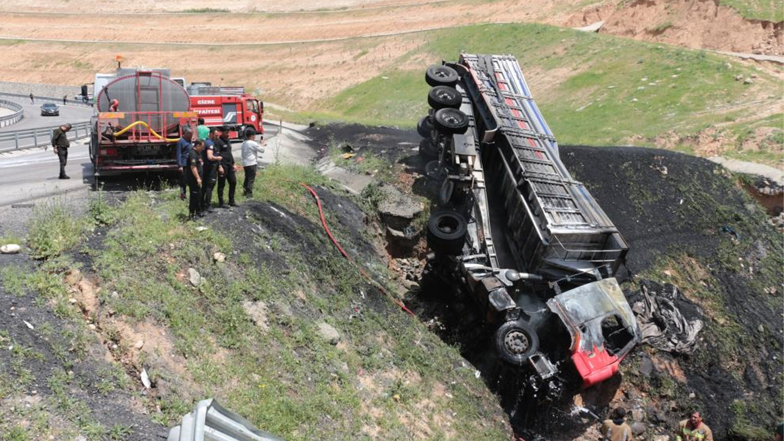 Şırnak'ta feci kaza: Devrilen tırda sıkışıp yanarak can verdi