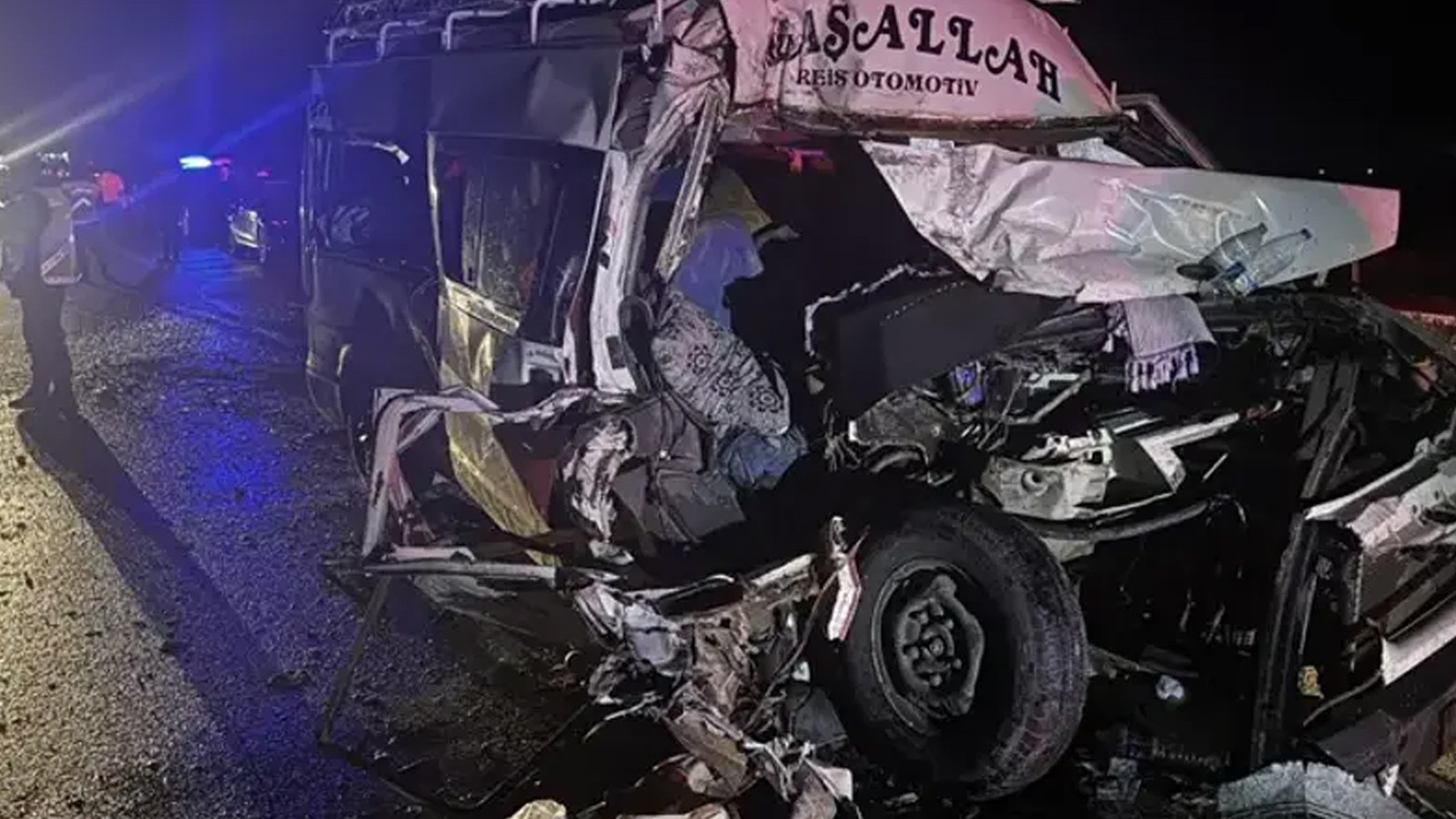 Tarım işçilerini taşıyan minibüs tıra çarptı: 12 yaralı
