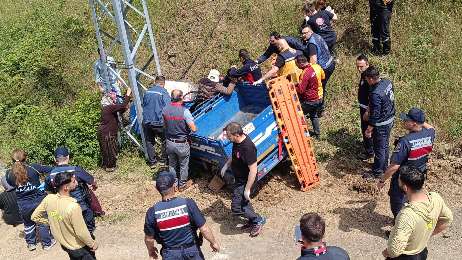 Elektrik direğine çarpan tarım aracı devrildi: 2'si ağır 6 yaralı