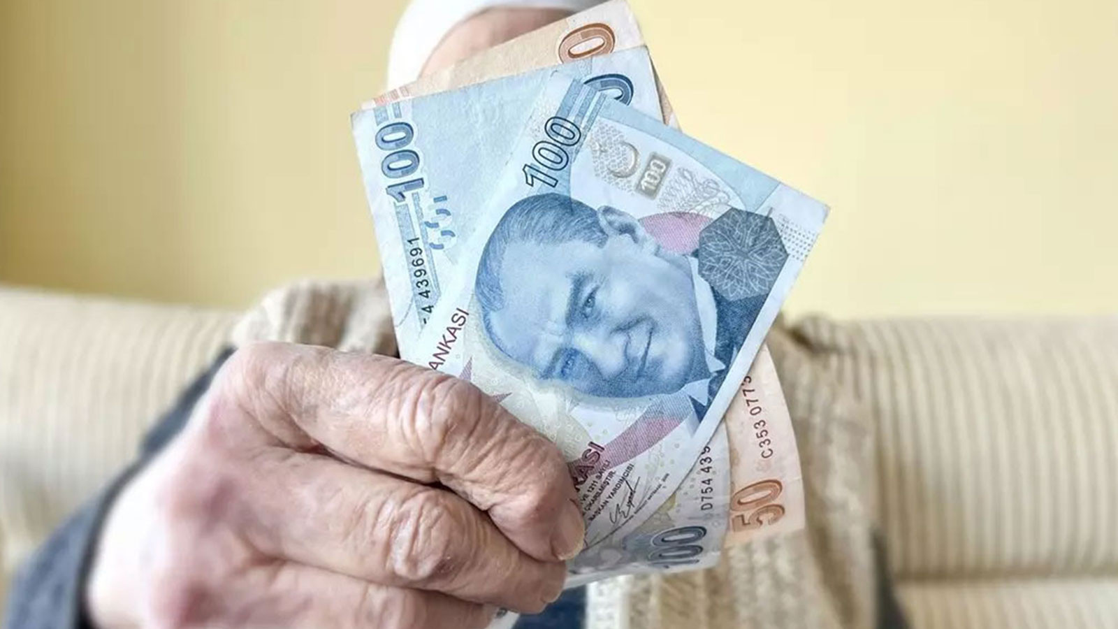 Emekliye en az 24 bin TL pazar günü hesapta! İşte ikramiye ve maaş takvimi