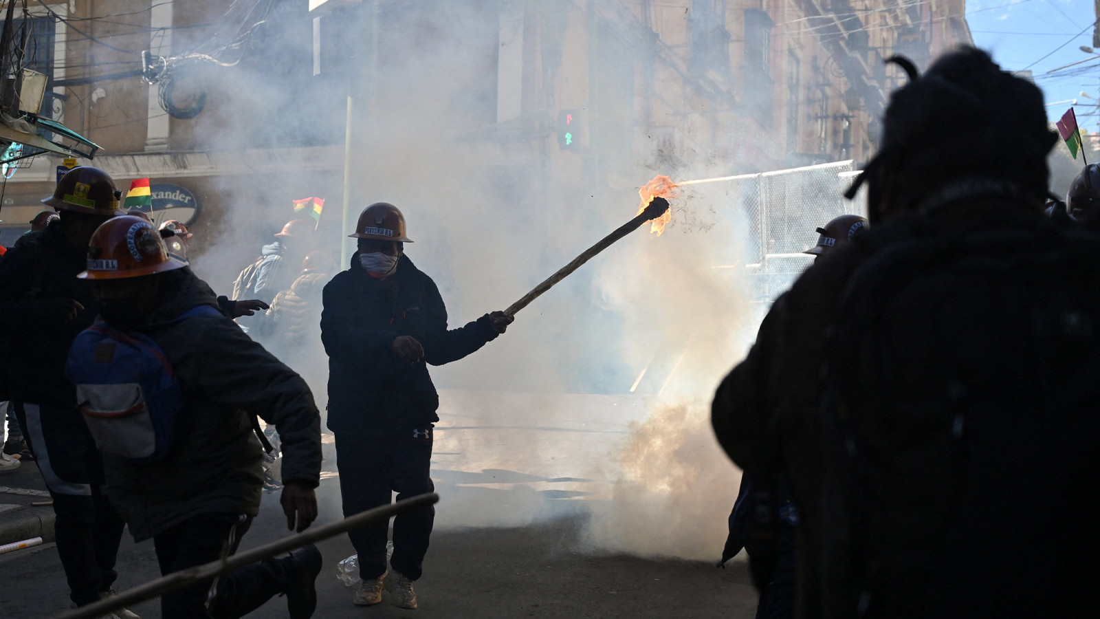 Madencilerle polis sokakta karşı karşıya: Kent gaz bulutuna döndü!